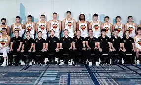 刚刚！深圳男篮围绕欧冠主帅复盘犹他爵士官宣签约备战社区盾，国际比赛日辽宁本钢调整名单以备欧超杯的简单介绍